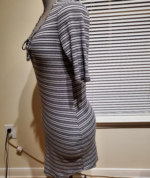 FIGURE FLATTERING Knit - Picture 1 of 3